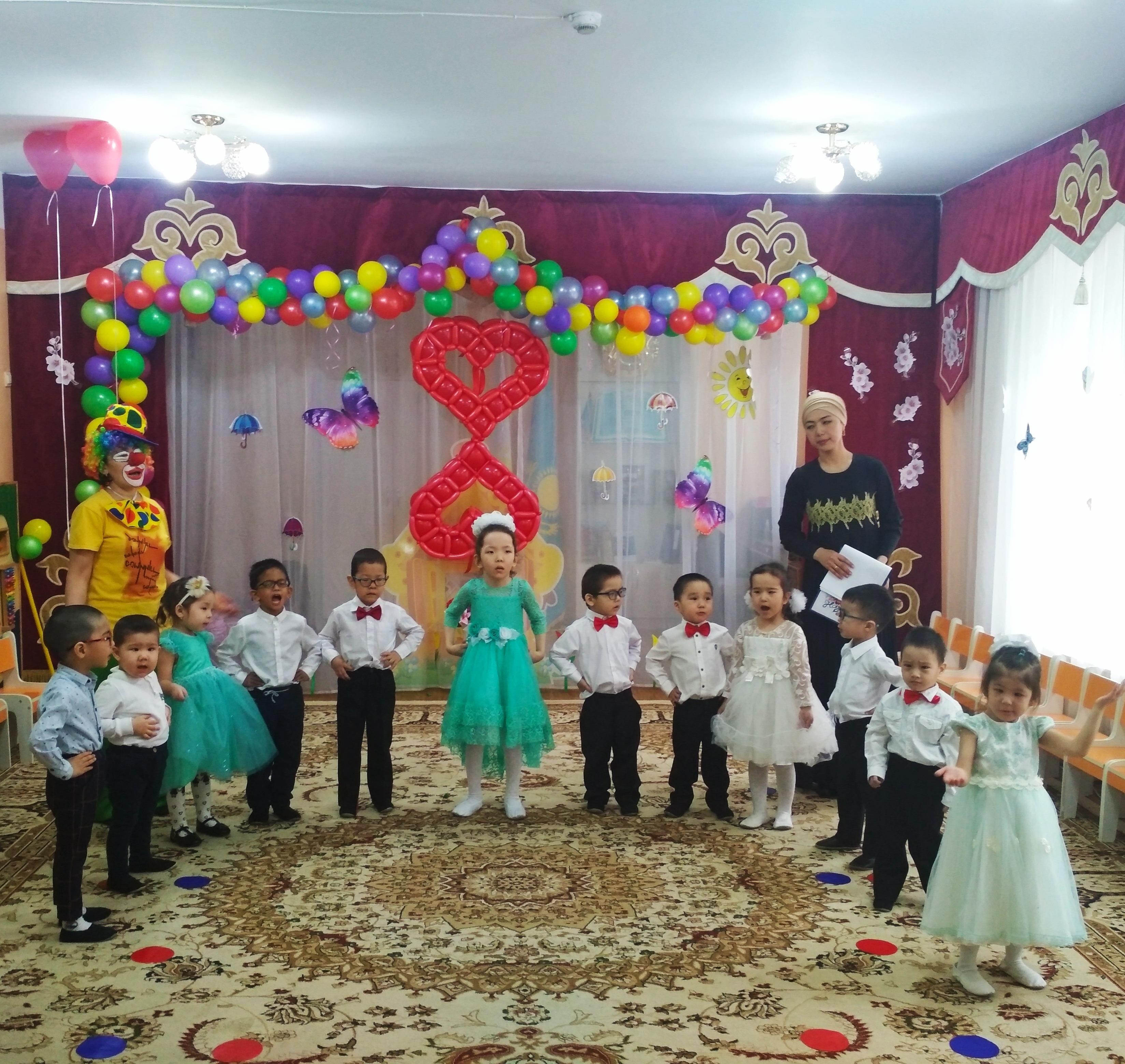 "Анама арнап ән айтамын" мерекелік ертеңгілік, "Аққу" тобы