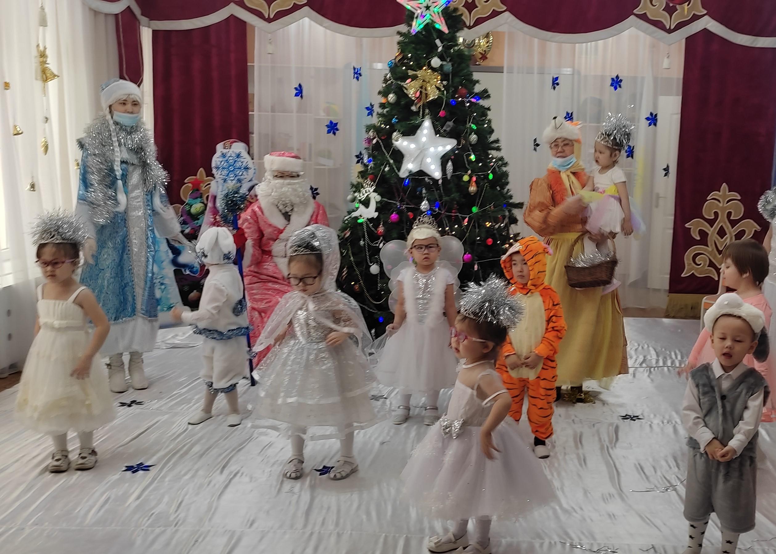 "Новогодние проделки лисы и зайца" утренник группы "Балапан"