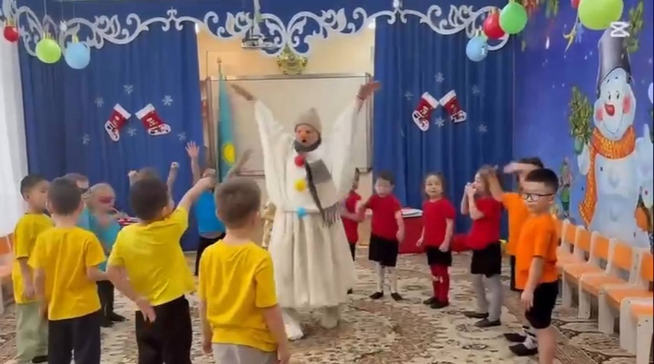 Веселый снеговик