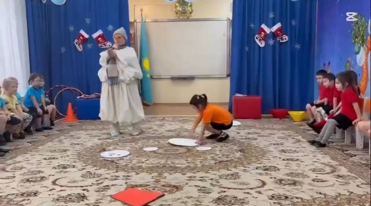 Веселый снеговик